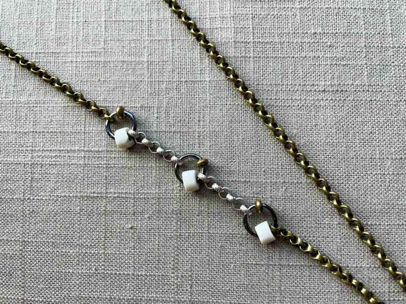 closeup  of antler lariat with mixed metal chain mix