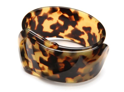 top view of resin bracelet in tortoise shell